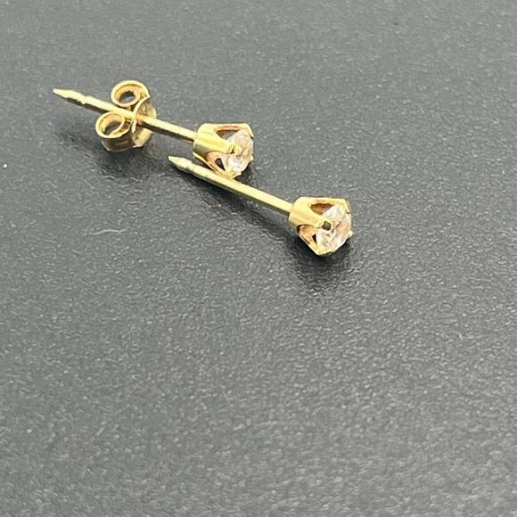 Yellow Gold 14k Marked IIIV Stud Earrings .40 grams - Picture 1 of 9
